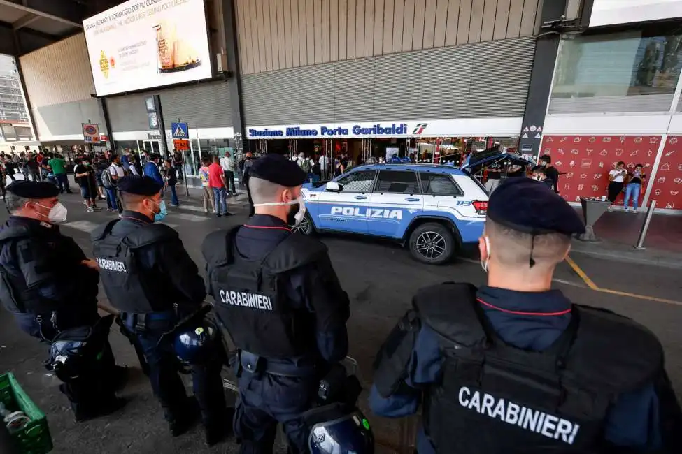 controlli green pass alla stazione di milano garibaldi 5