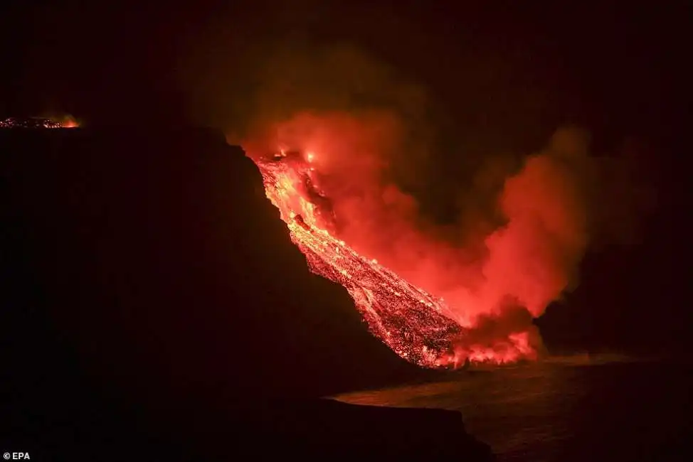 lava fuorisce dal vulcano cumbre vieja a la palma eruzione canarie