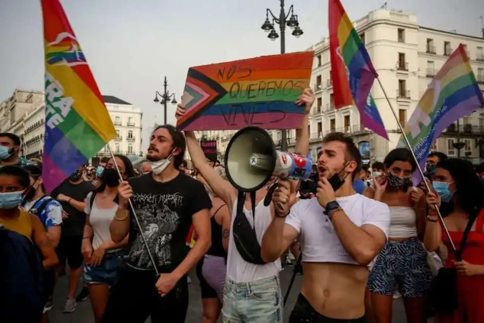 manifestazione lgbt in spagna