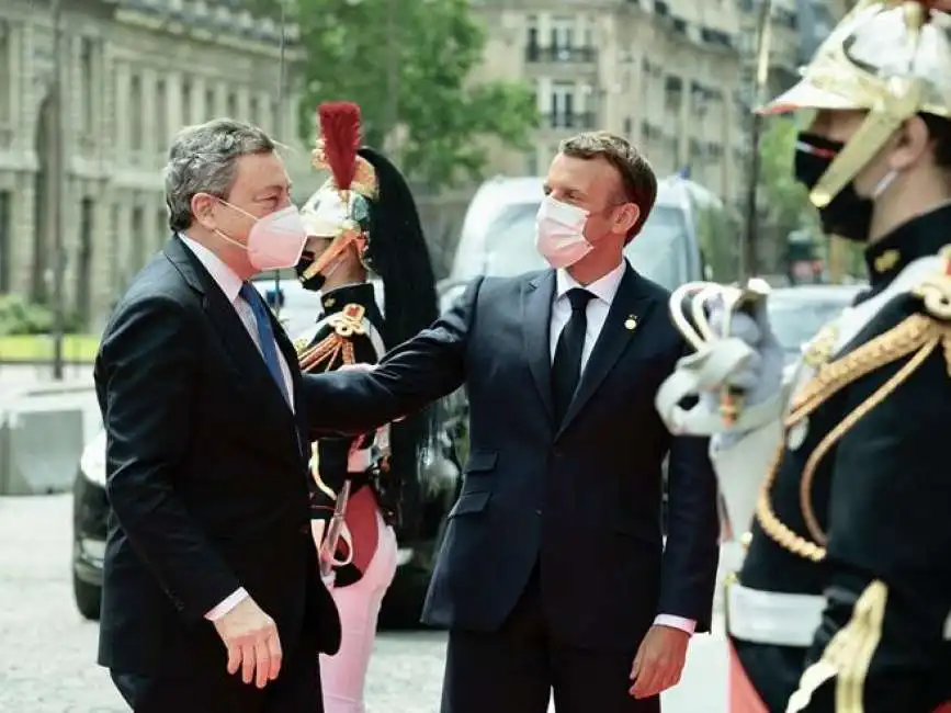 mario draghi con emmanuel macron 6