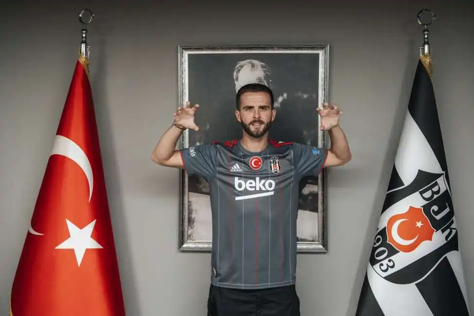 miralem pjanic con la maglia del besiktas