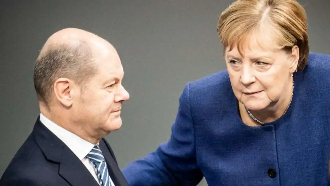 olaf scholz e angela merkel