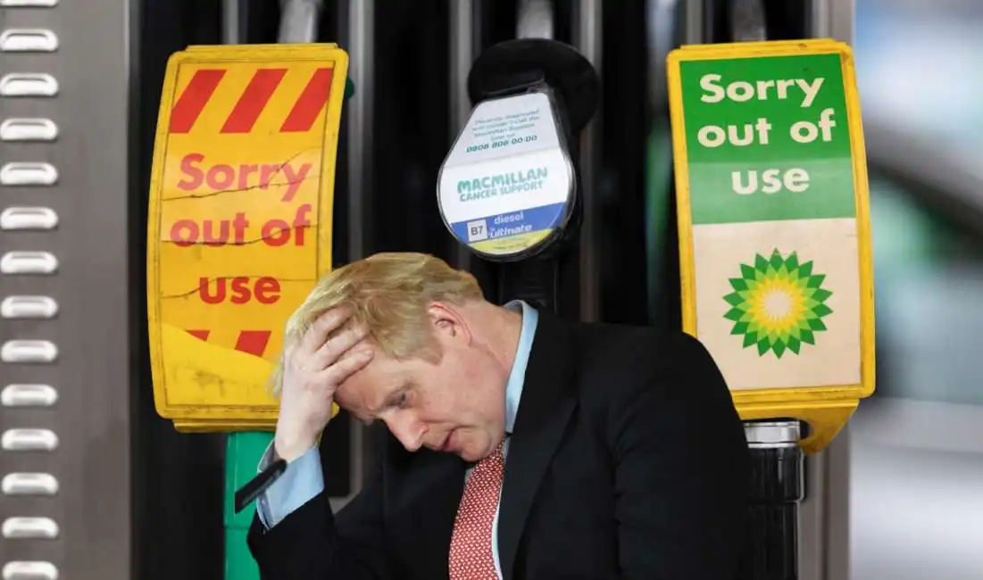 pompe di benzina boris johnson