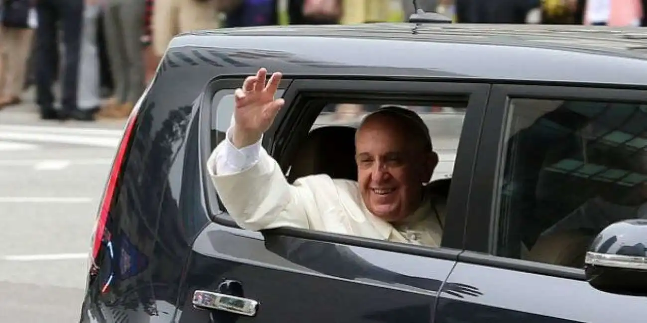 bergoglio in auto 