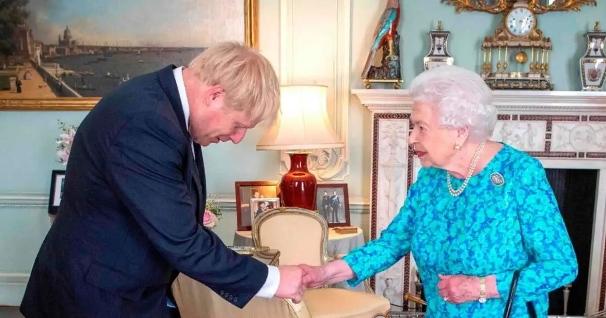 boris johnson regina elisabetta