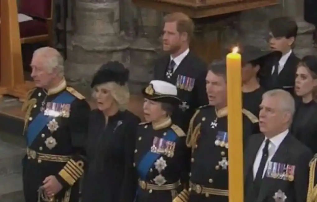 il principe harry non canta l inno al funerale della regina elisabetta