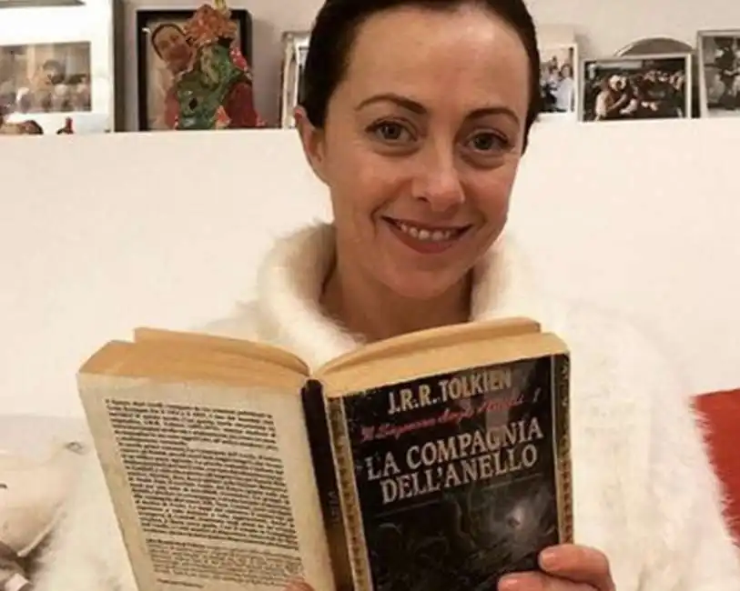 giorgia meloni legge il signore degli anelli di tolkien