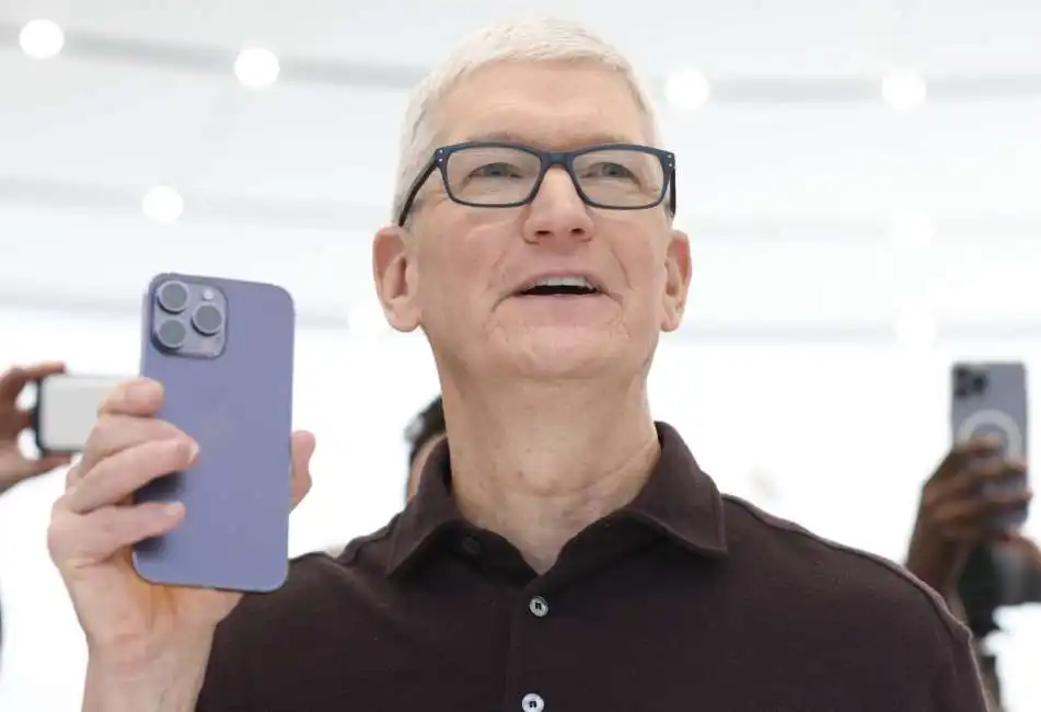 iphone 15 tim cook