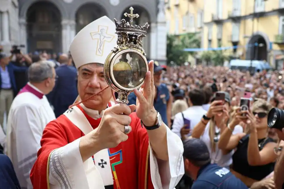 monsignor mimmo battaglia annuncia che si e sciolto il sangue di san gennaro - 1