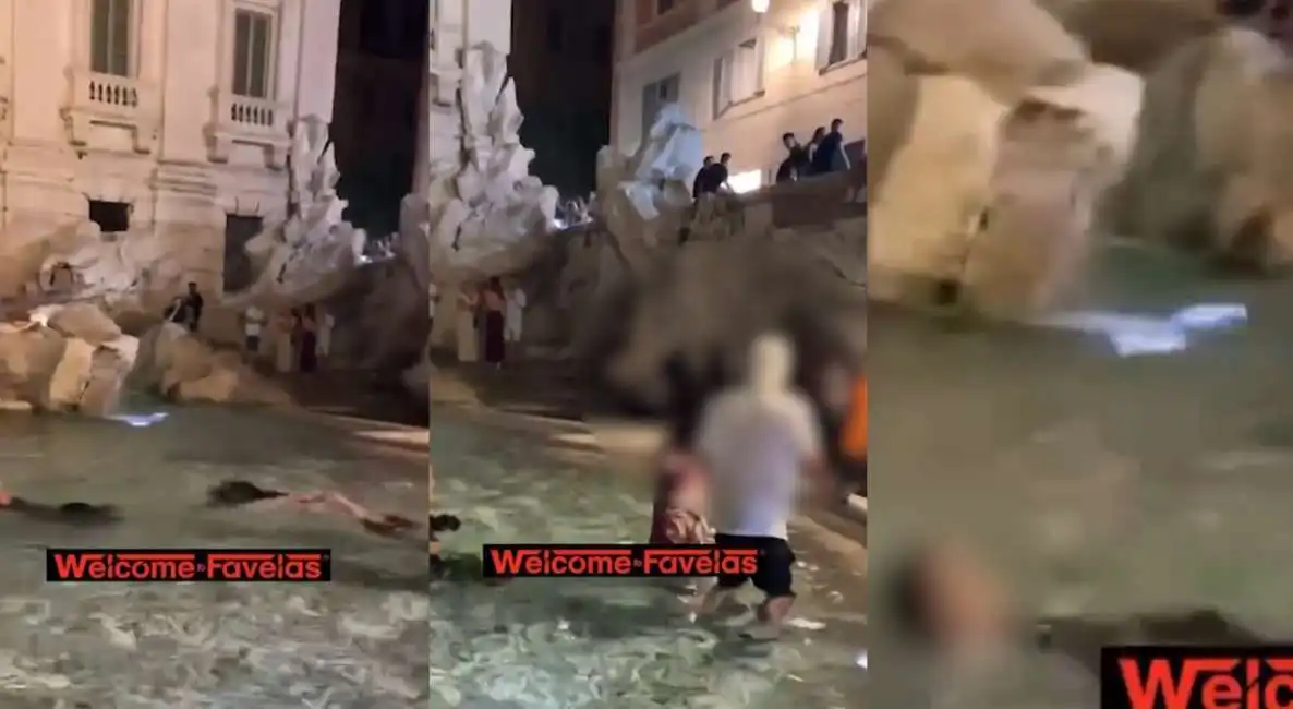 turisti fanno il bagno nella fontana di trevi