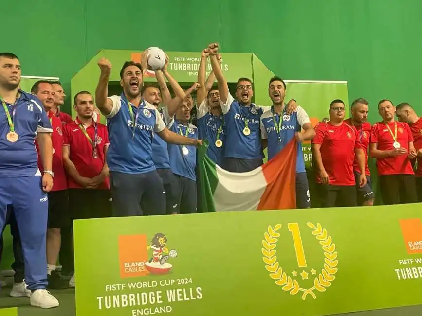 italia vince campionato del mondo di calcio da tavolo subbuteo 