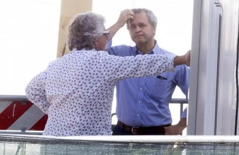 beppe grillo ed enrico mentana dietro al palco del circo massimo