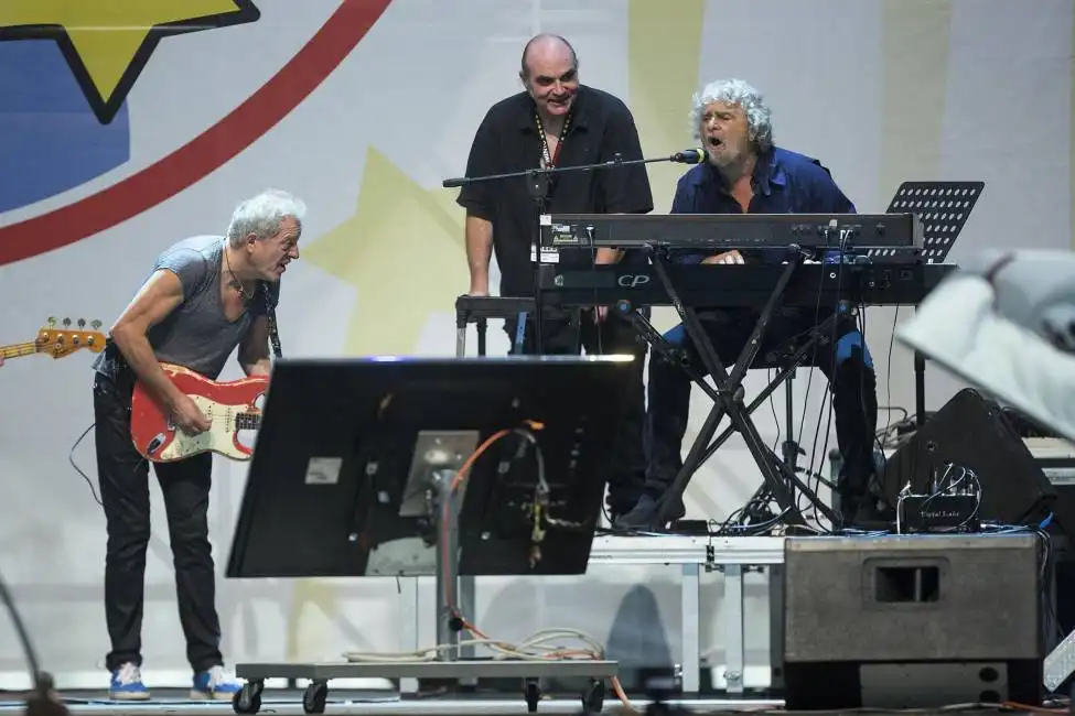 beppe grillo suona e canta al circo massimo 2