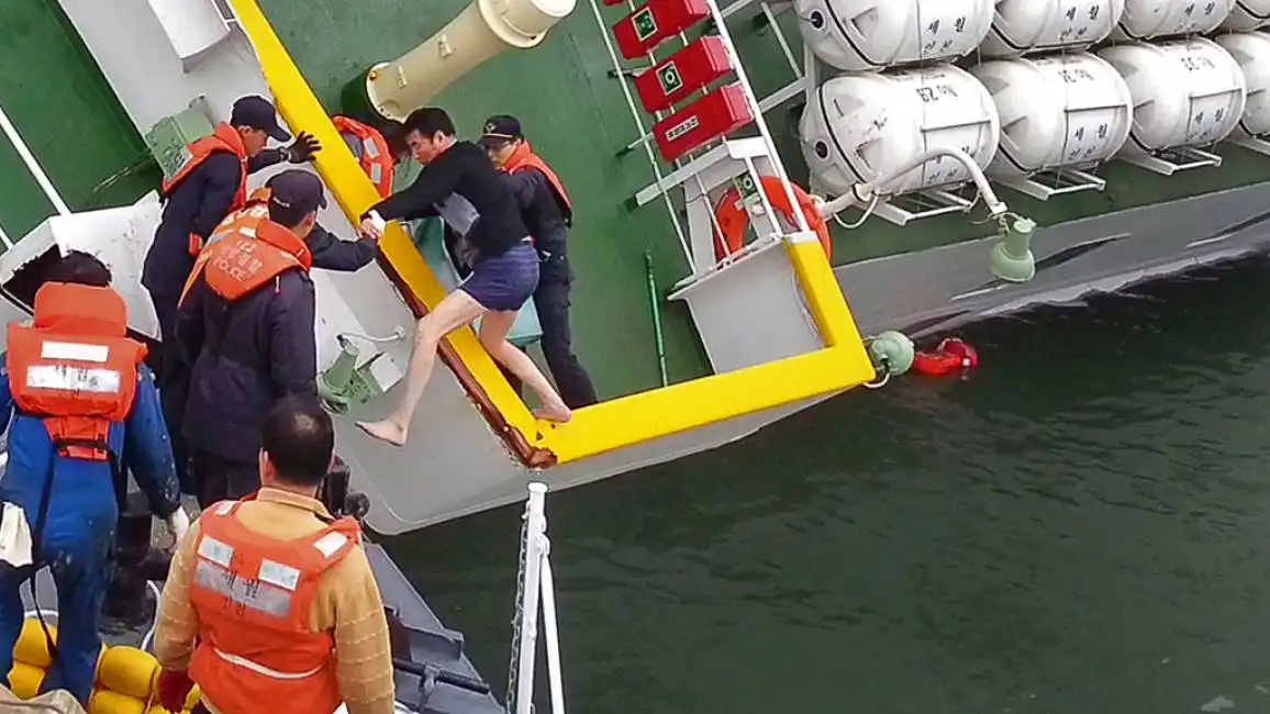 il capitano del traghetto coreano lo abbandona in mutande