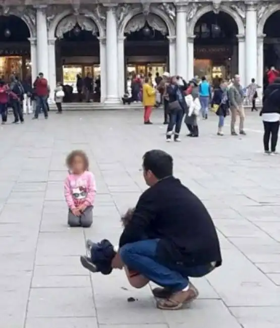 turista fa la cacca a piazza san marco