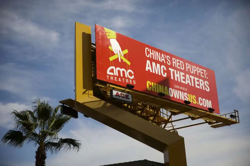 la cina si compra hollywood cartellone su amc su sunset boulevard