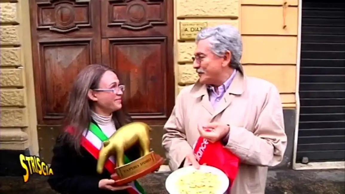 massimo d alema consegna un tapiro a valeria graci di striscia -8