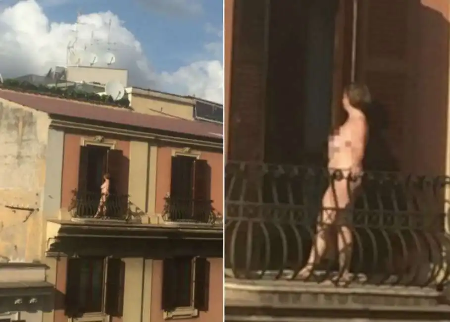 una turista nuda sul balcone a roma