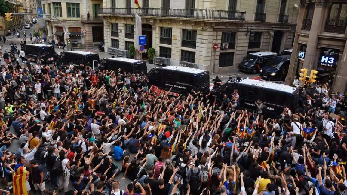 manifestazione davanti sede polizia barcellona