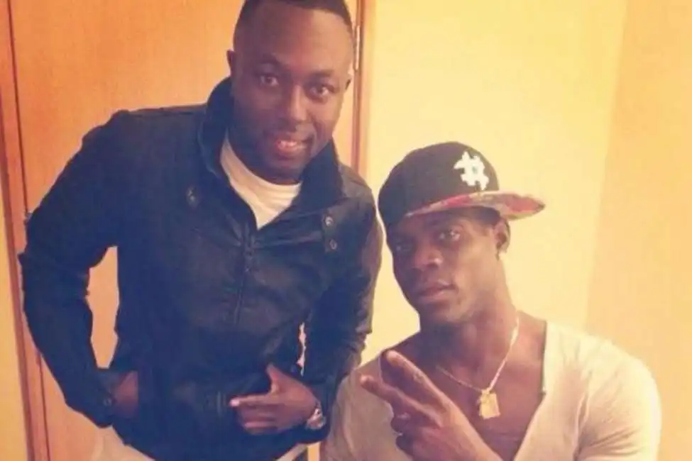 mayowa ogunbayo con balotelli