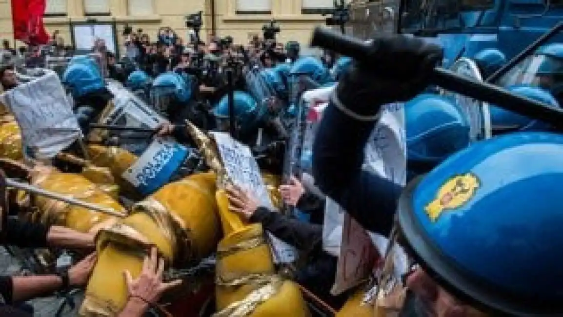 scontri corteo anti g7