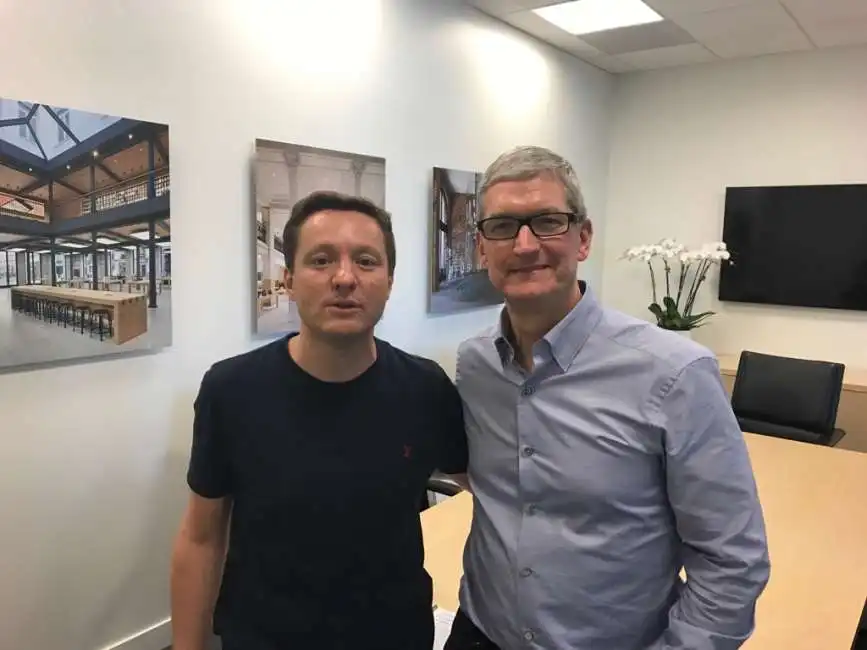 tim cook insieme al presidente dell’osservatorio andrea ceccherini nel quartier generale apple di cupertino