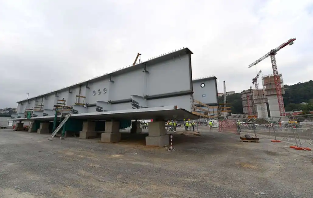 il primo pezzo del nuovo ponte di genova