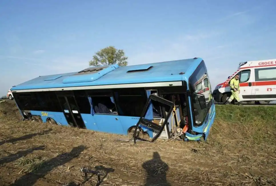 milano, pullman fuori strada con bambini a bordo-3 besate