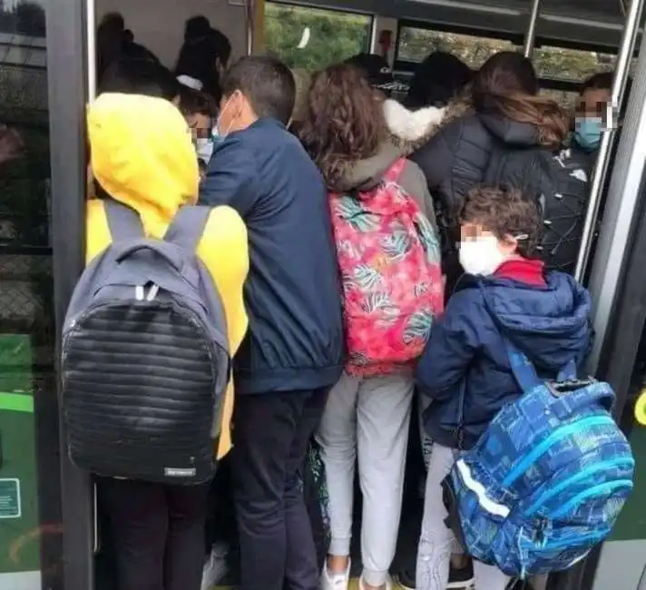 bambini accalcati per entrare sull autobus a palermo coronavirus