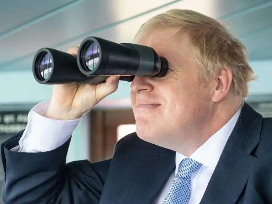 boris johnson binocolo