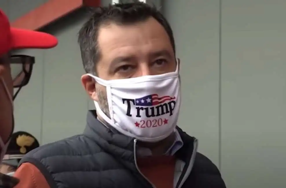 matteo salvini con la mascherina pro trump-3