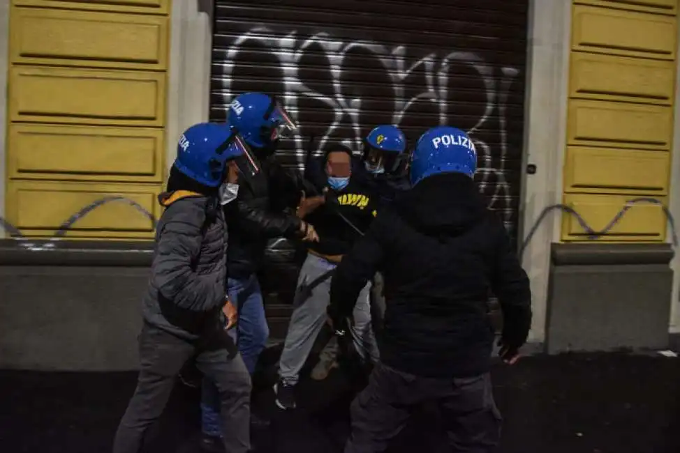 protesta per le misure anti covid - un momento degli scontri a milano 