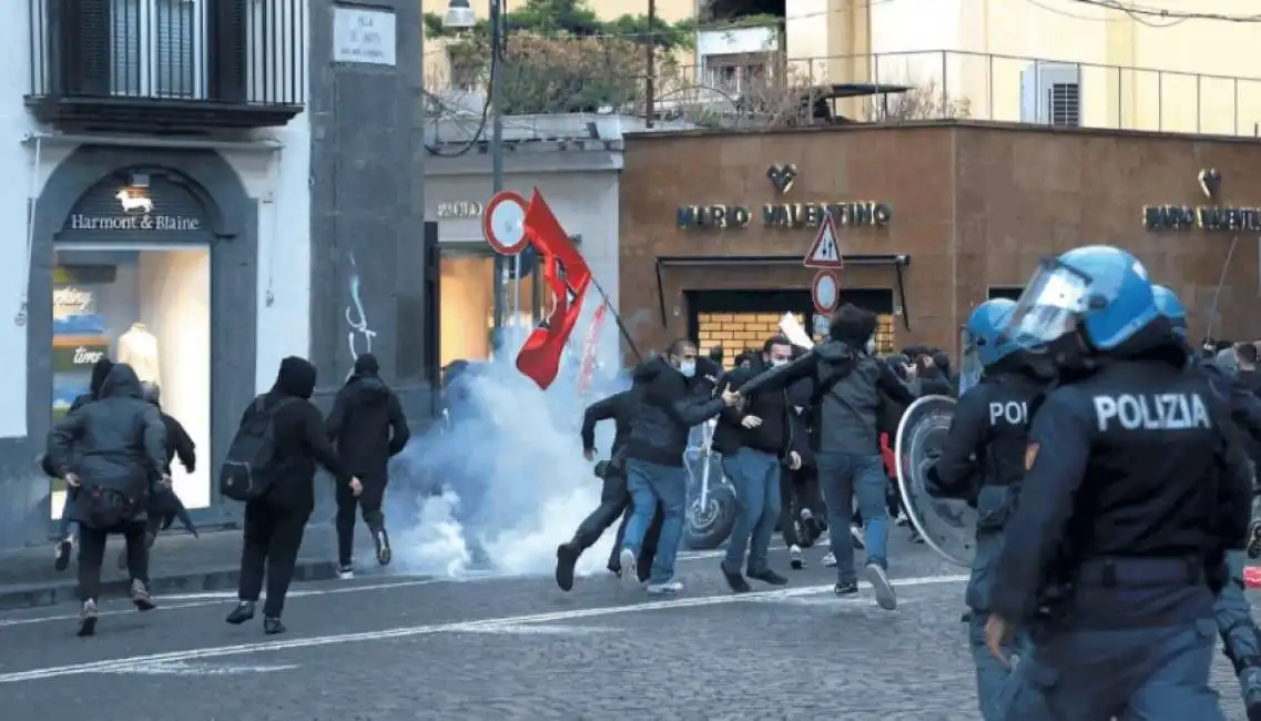 rivolta a napoli contro le misure anti covid