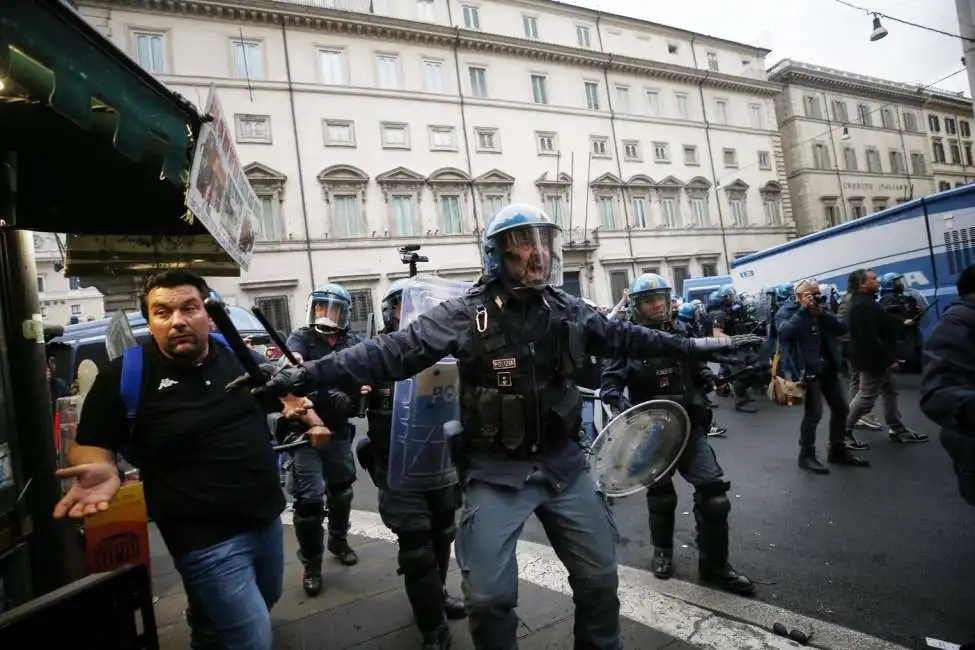 agenti della polizia in piazza