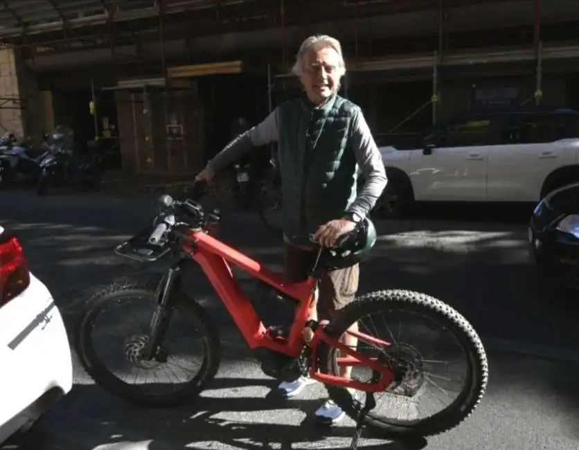 luca cordero di montezemolo in bici alla sede della cgil - ph maurizio riccardi