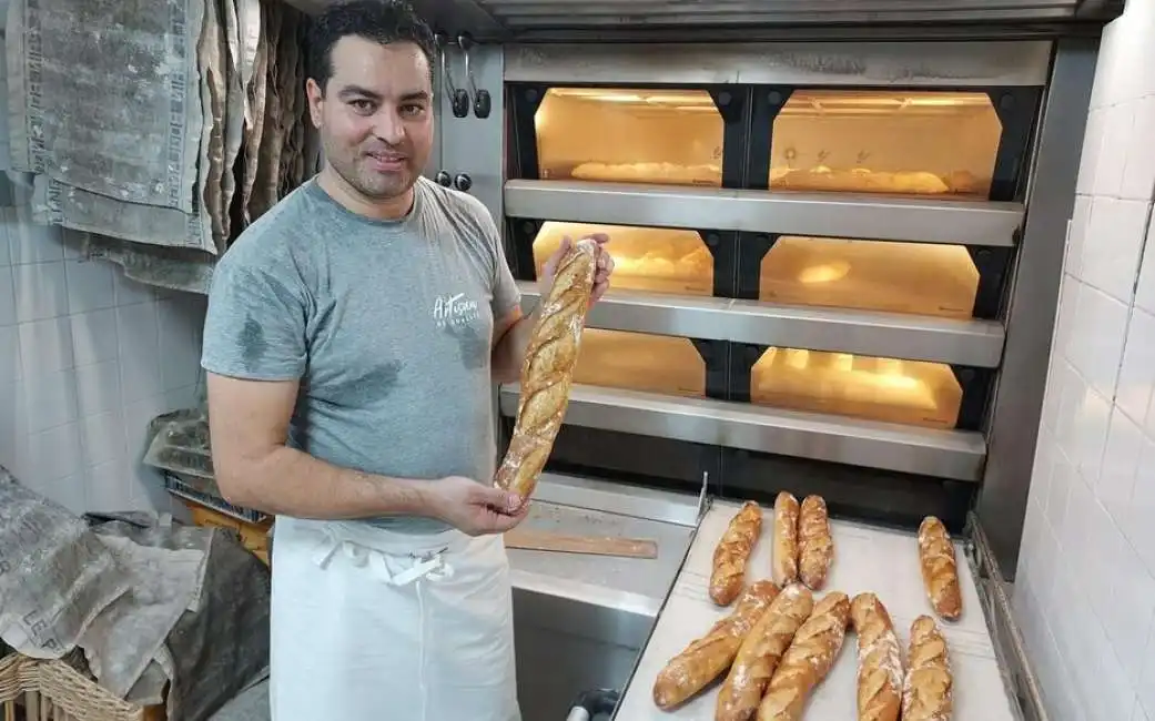 makram akrout ha vinto il premio di miglior baguette di parigi 7