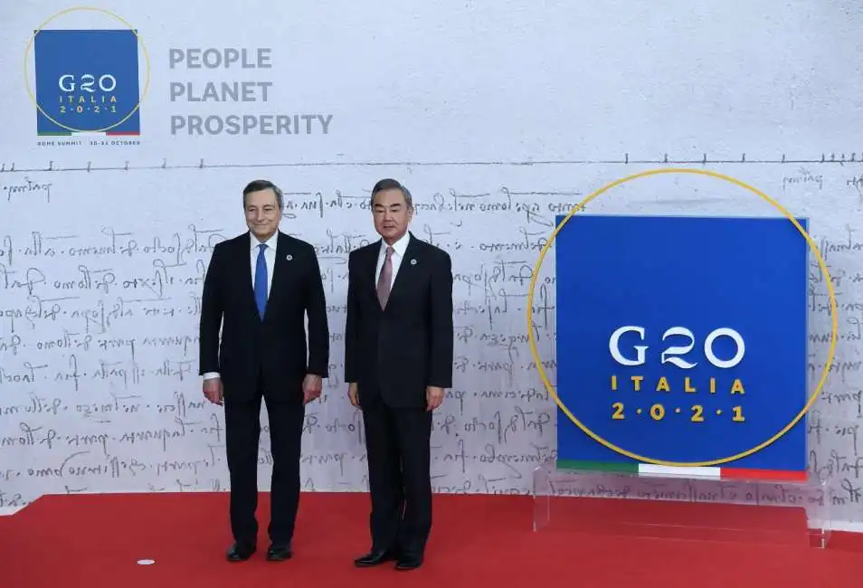 mario draghi con il ministro degli esteri cinese wang yi - g20. 