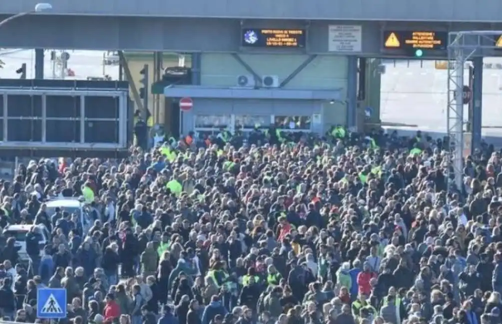 protesta no green pass al porto di trieste 