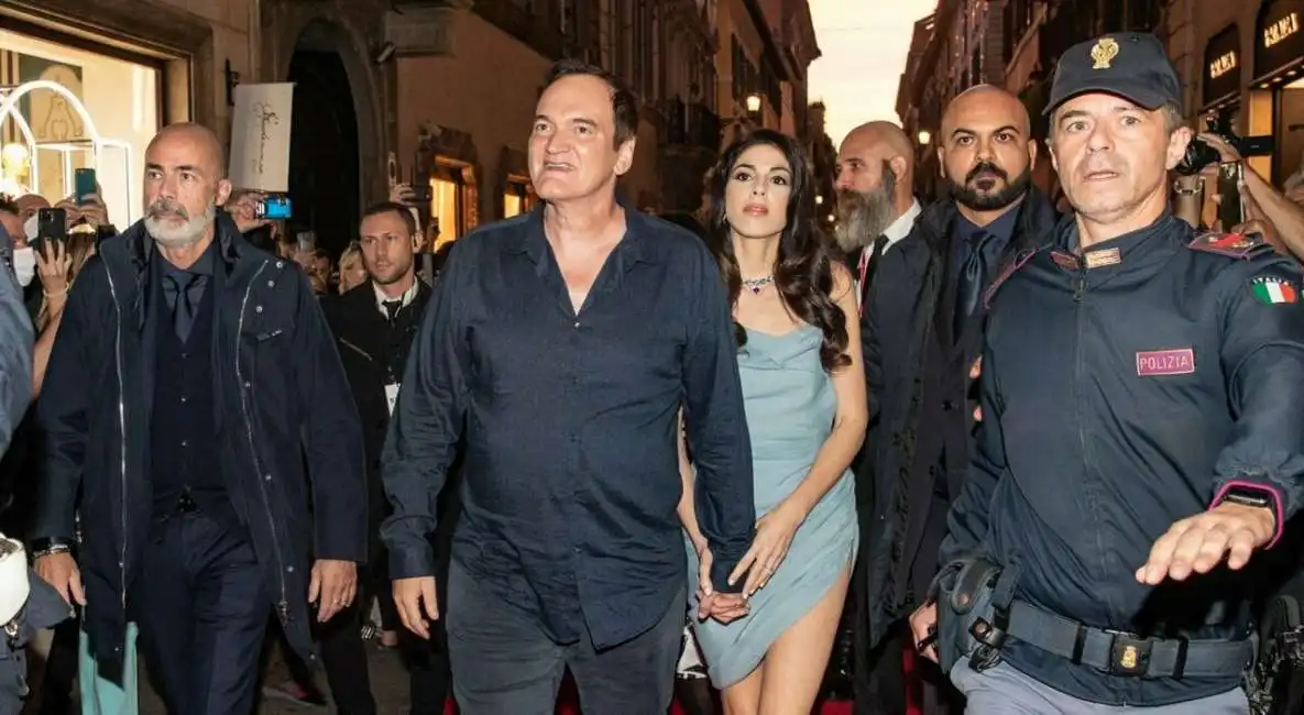 quentin tarantino con la moglie in via condotti a roma 5