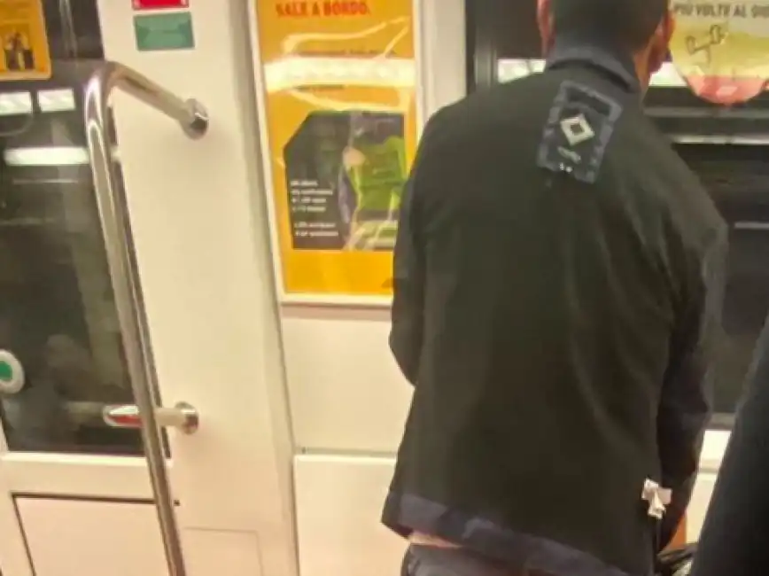 sesso orale in metro a milano