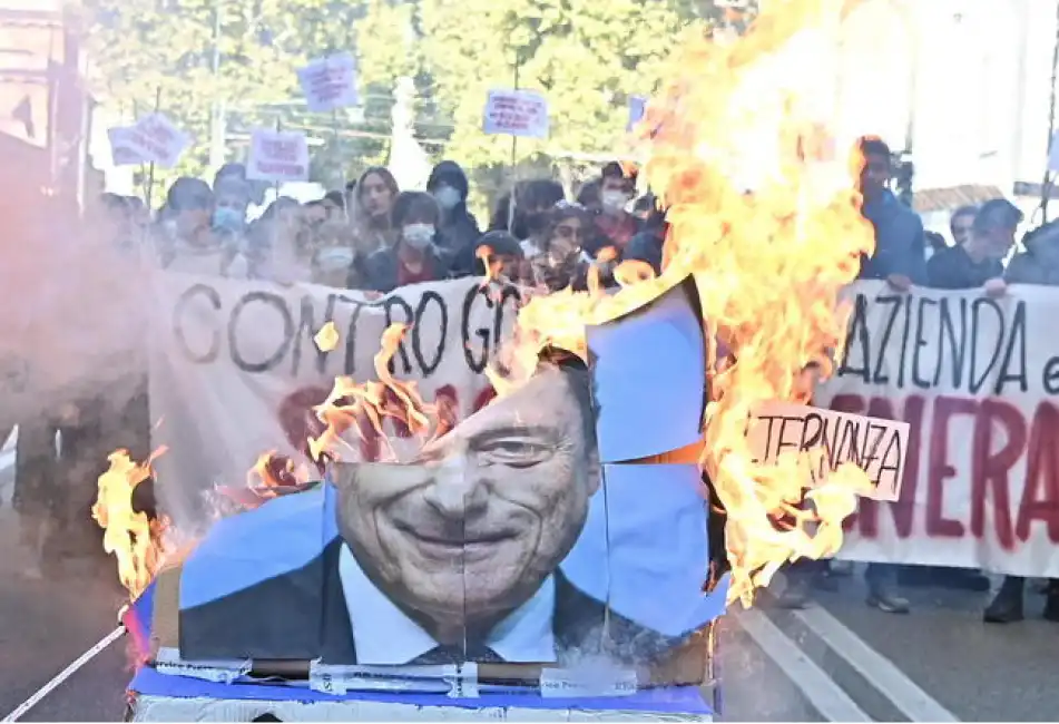 studenti bruciano gigantografia di draghi a torino