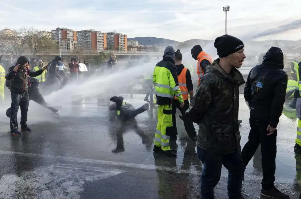 trieste proteste idranti portuali porto 