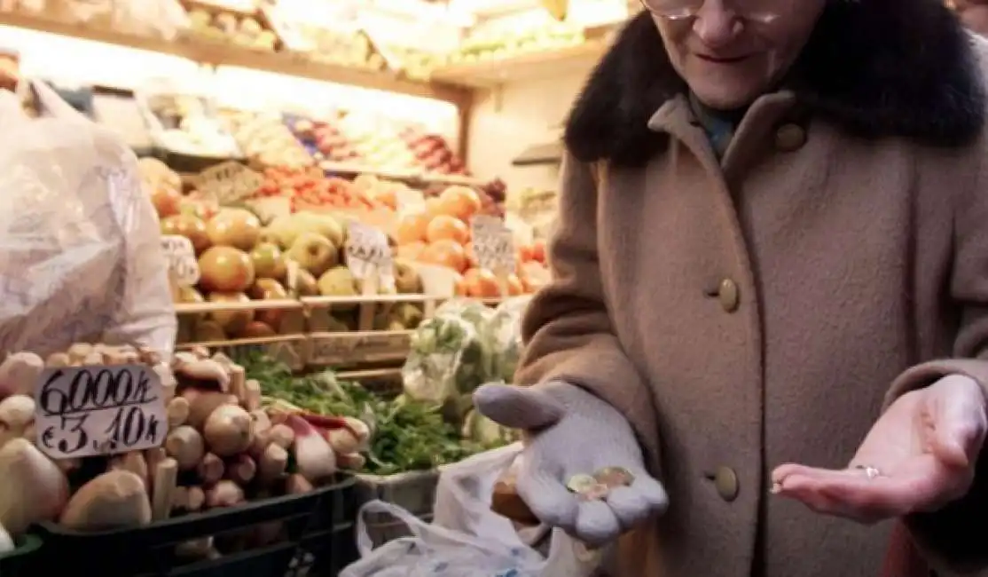 anziana al supermercato 