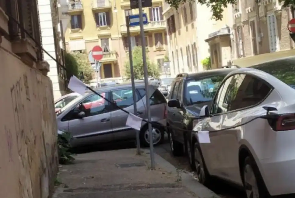 auto elettrica caricata in casa nel quartiere prati