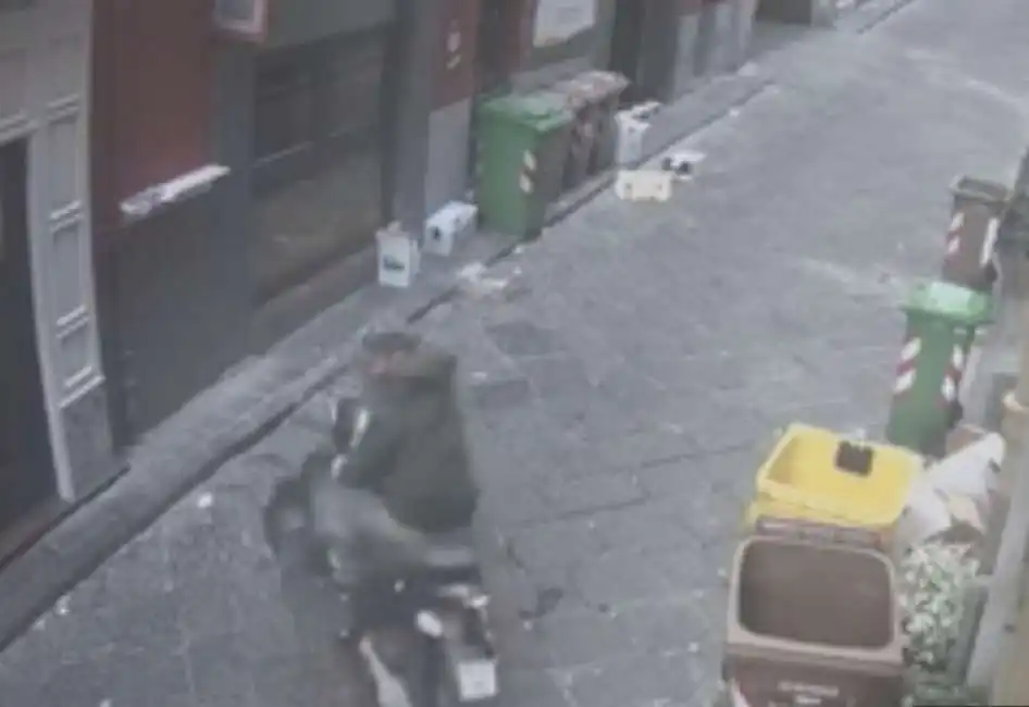 furto al ristorante con scooter a napoli