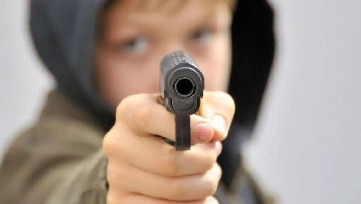 pistola a 14 anni bullo roma