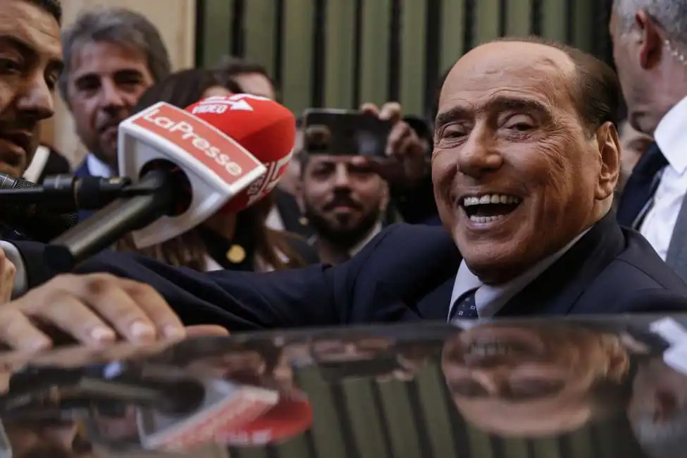 silvio berlusconi microfono la presse