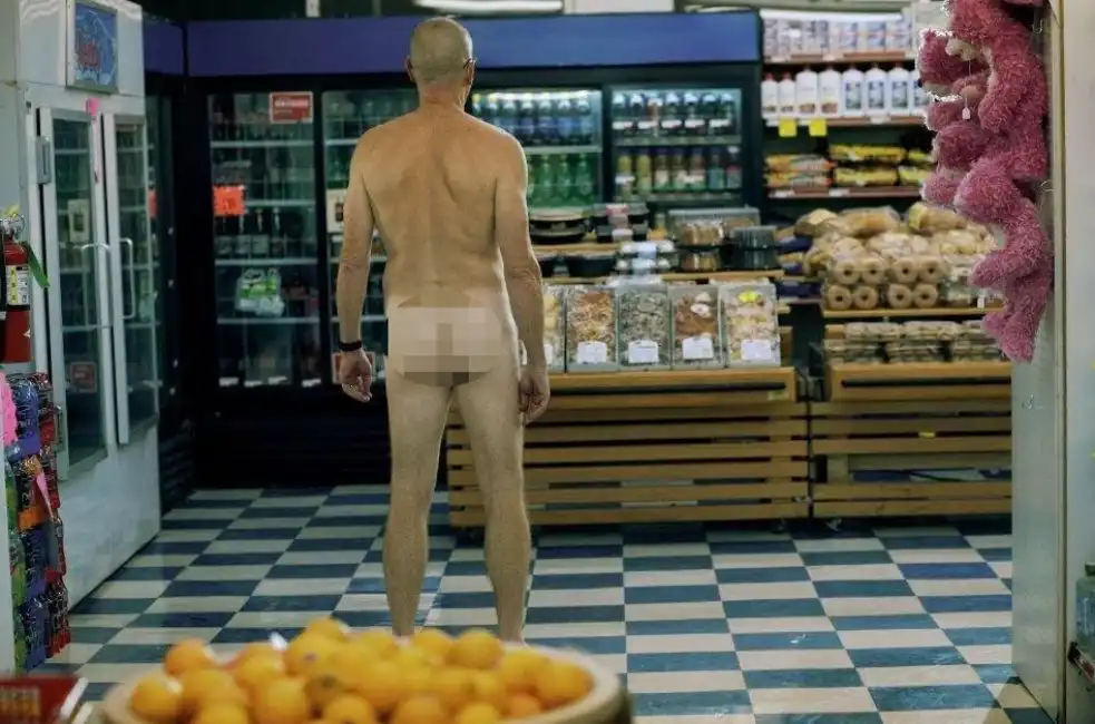 uomo nudo al supermercato 