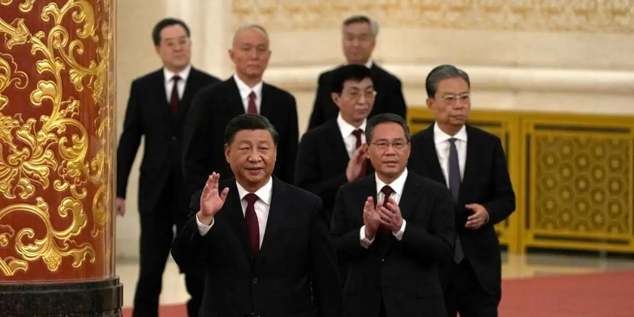  xi jinping con li qiang e gli altri membri del politburo 