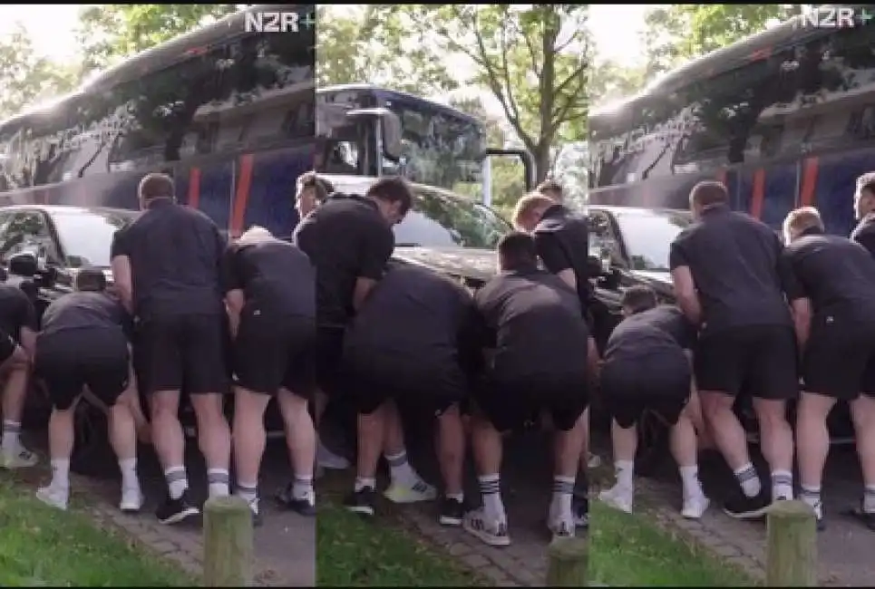 all blacks sollevano auto che blocca il pullman